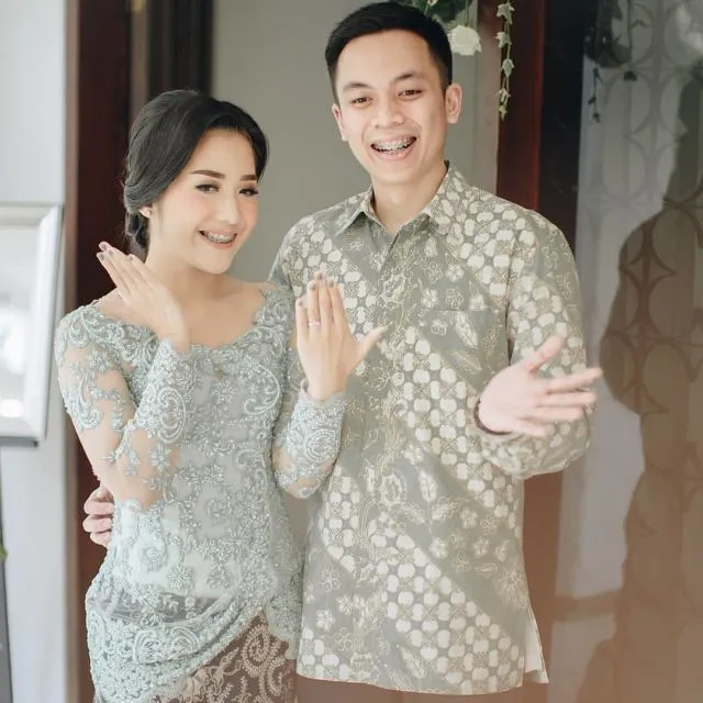 9+ Ide Baju Couple lamaran yang Kompak dengan Pasangan 11