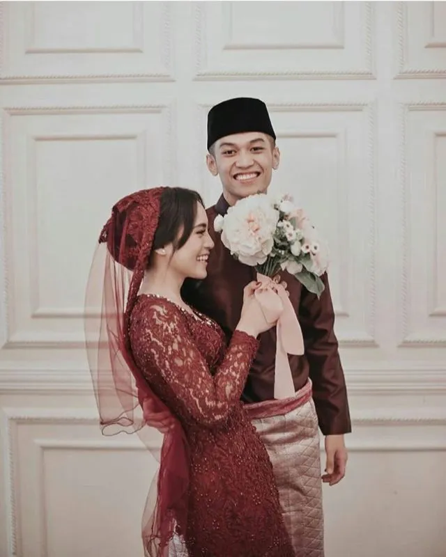 9+ Ide Baju Couple lamaran yang Kompak dengan Pasangan 18