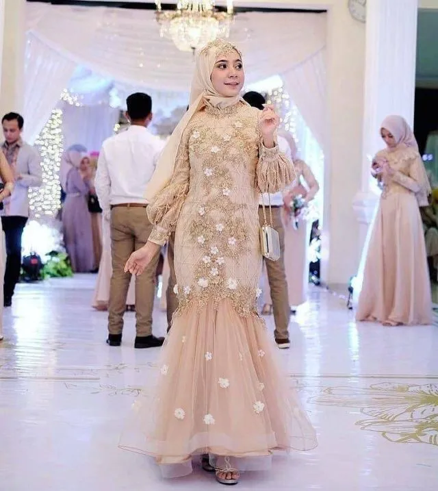 10 Inspirasi Gaun Pernikahan Organza yang Kekinian 23