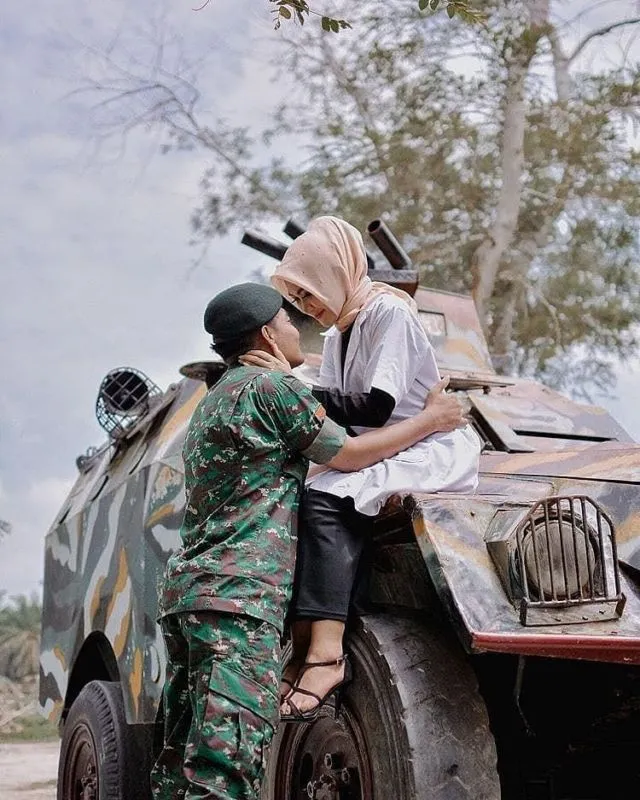 10 Inspirasi Pre-wedding Tentara dan Tenaga Medis 16