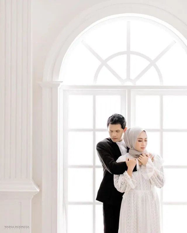 12 Ide Pose Wedding Untukmu yang Berhijab 24