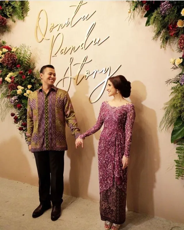 9+ Ide Baju Couple lamaran yang Kompak dengan Pasangan 19
