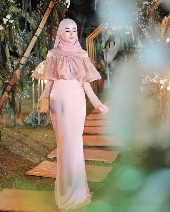 10 Ide Dress Kondangan Berbahan Satin yang Mewah 13