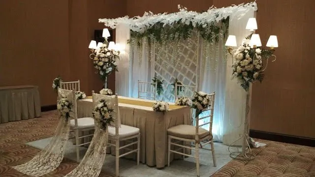 10 Ide Dekorasi Meja Akad dalam Ruangan Bertema Rustic 18