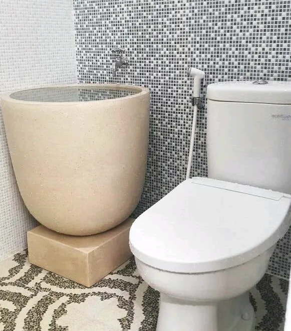 11 Desain Kamar Mandi Ukuran 2x1 Minimalis & Terlihat Luas 18