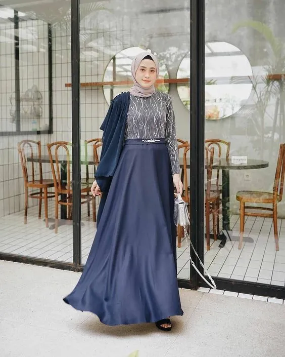 10 Ide Dress Kondangan Berbahan Satin yang Mewah 14
