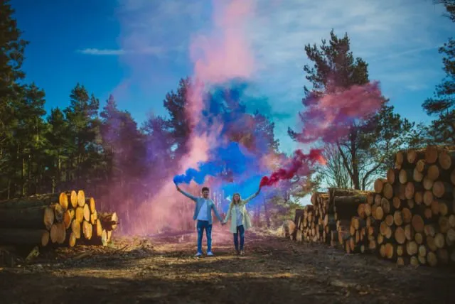 10+ Ide Foto Prewedding dengan Smoke Bomb yang Meriah 22