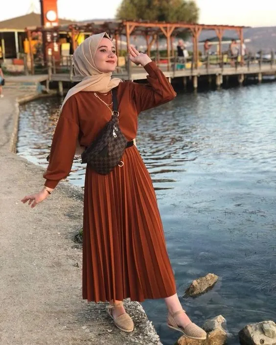 8 Potret OOTD Rok Plisket Buat Hijaber agar Tampil Manis 11