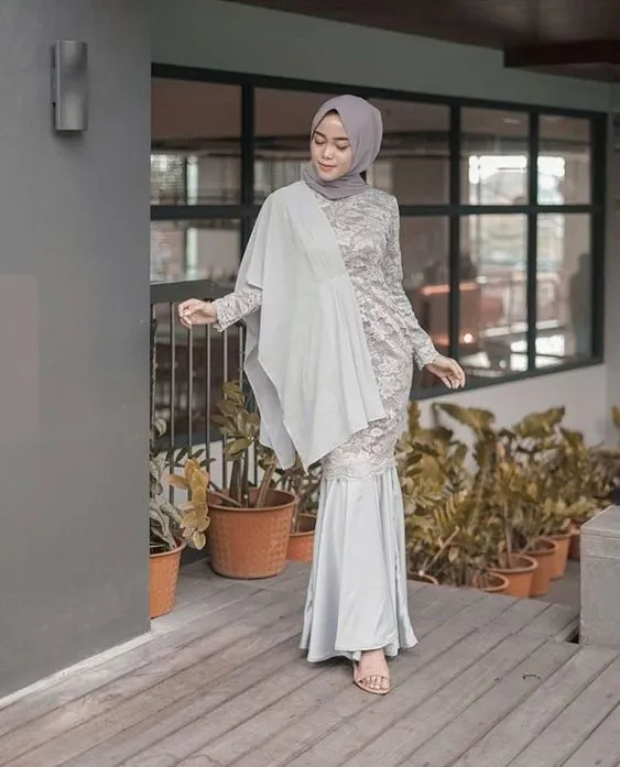 10 Ide Dress Kondangan Berbahan Satin yang Mewah 16