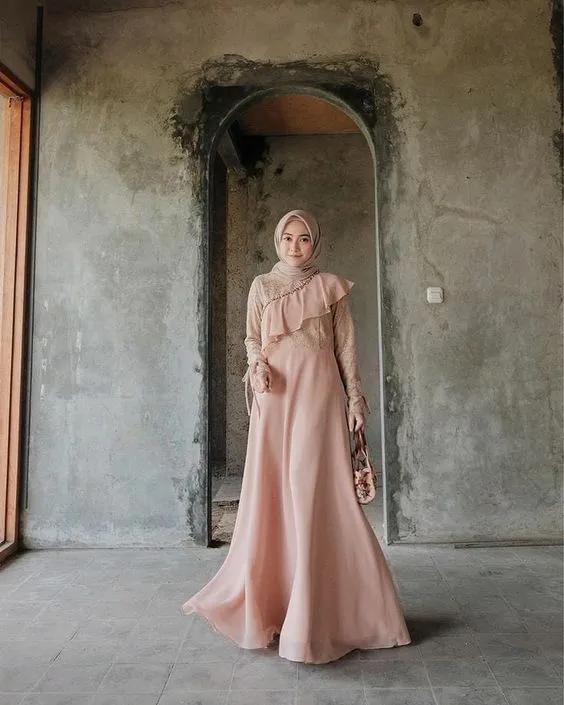 10 Ide Dress Kondangan Berbahan Satin yang Mewah 18
