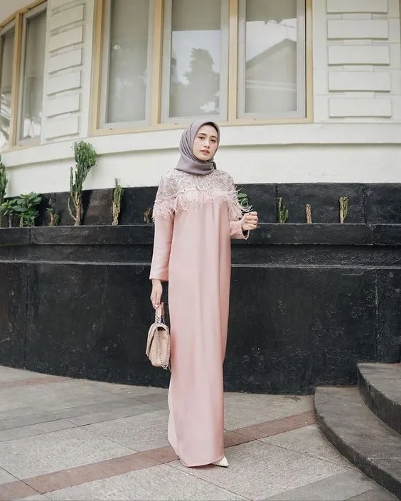 10 Ide Dress Kondangan Berbahan Satin yang Mewah 17