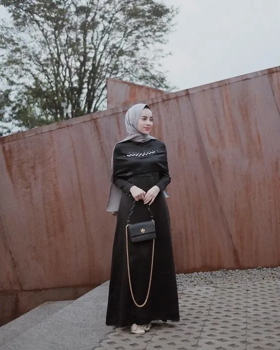 10 Ide Dress Kondangan Berbahan Satin yang Mewah 15