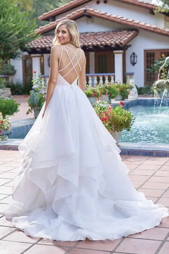 10 Inspirasi Gaun Pernikahan Organza yang Kekinian 13