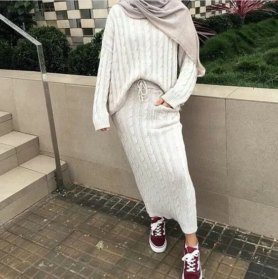9 Inspirasi OOTD Rok Span Kalau Bosan Sama Celana 12
