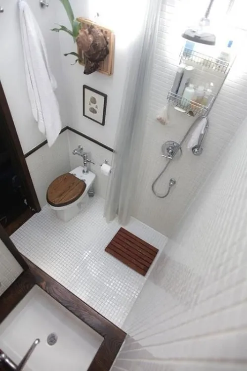 11 Desain Kamar Mandi Ukuran 2x1 Minimalis & Terlihat Luas 17