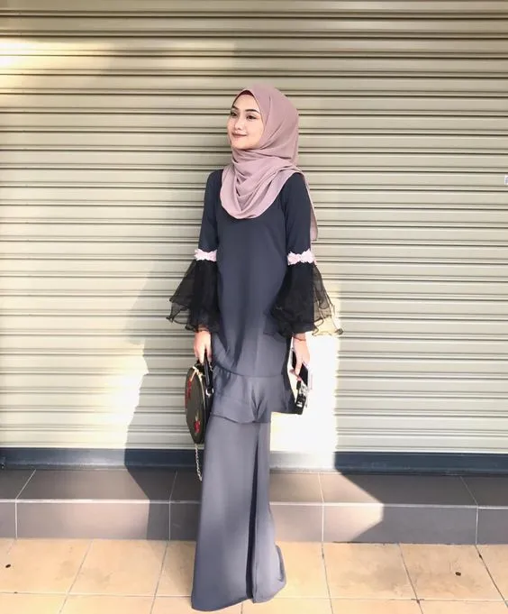 10 Ide Dress Kondangan Berbahan Satin yang Mewah 12