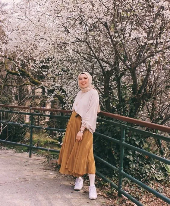 8 Potret OOTD Rok Plisket Buat Hijaber agar Tampil Manis 10