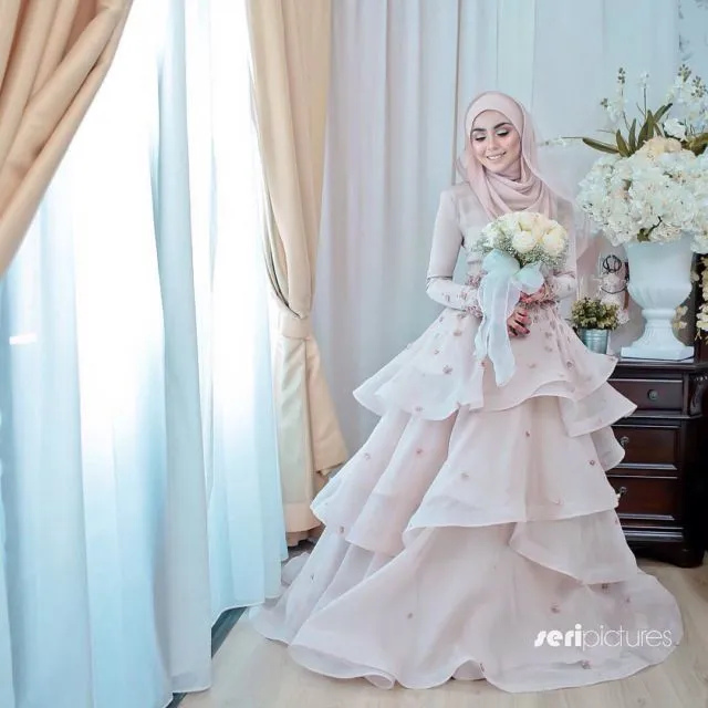 10 Inspirasi Gaun Pernikahan Organza yang Kekinian 20