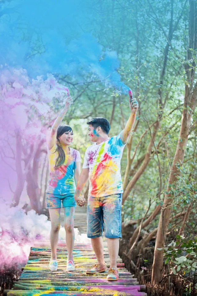 10+ Ide Foto Prewedding dengan Smoke Bomb yang Meriah 21