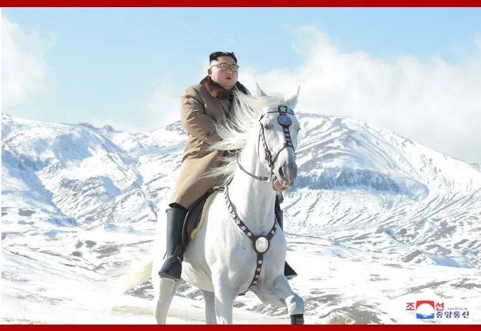Pesan Tersembunyi dalam Foto Kim Jong Un Tunggangi Kuda Putih. Memang Keren sih Fotonya, Tapi…