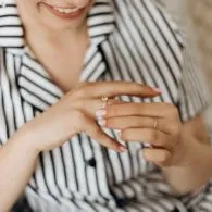 Di 5 Momen Khusus ini, Cincin Pernikahanmu Sebaiknya Dilepaskan. Hmm, Demi Apa nih?