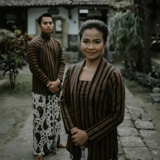 12 Ide Pre-wedding dalam Pakaian Tradisional Tanpa Bersentuhan. Estetik dan Terasa Sakralnya! 21