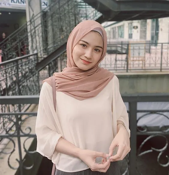 9 Warna Hijab Netral untuk Semua Baju (Wajib Punya) 14