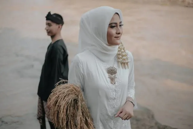 12 Ide Pre-wedding dalam Pakaian Tradisional Tanpa Bersentuhan. Estetik dan Terasa Sakralnya! 22