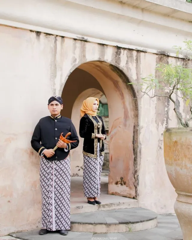 12 Ide Pre-wedding dalam Pakaian Tradisional Tanpa Bersentuhan. Estetik dan Terasa Sakralnya! 24