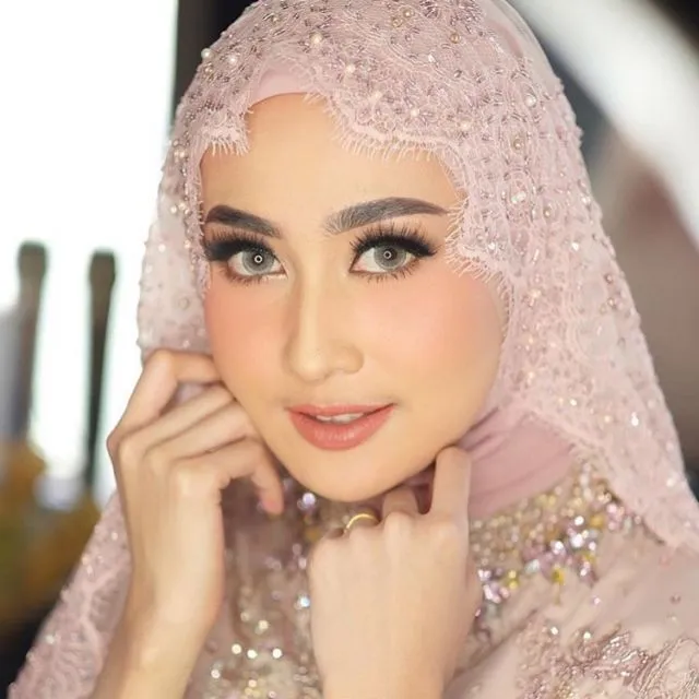 7 Makeup Pengantin Natural Hijab Favorit di Instagram 14