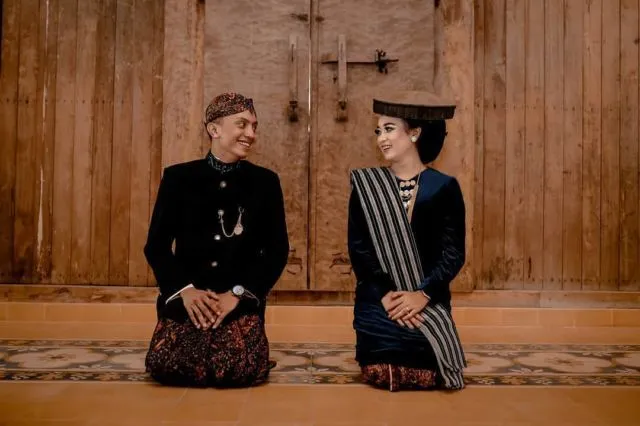 12 Ide Pre-wedding dalam Pakaian Tradisional Tanpa Bersentuhan. Estetik dan Terasa Sakralnya! 19