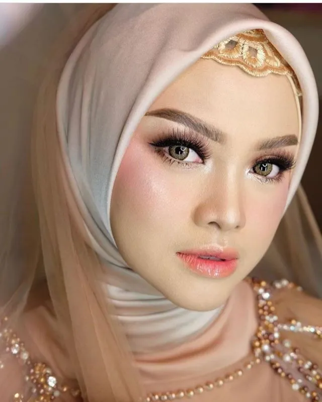 7 Makeup Pengantin Natural Hijab Favorit di Instagram 11