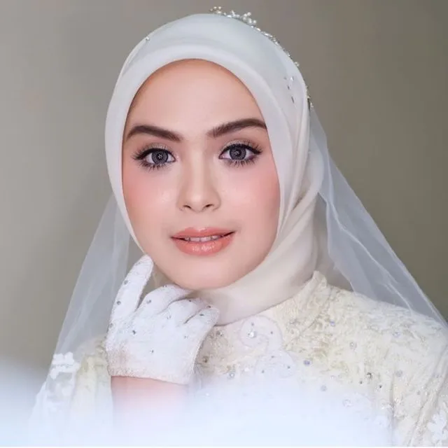 7 Makeup Pengantin Natural Hijab Favorit di Instagram 10