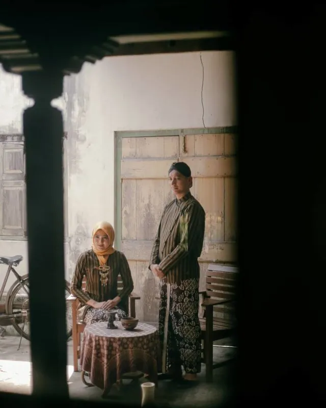 12 Ide Pre-wedding dalam Pakaian Tradisional Tanpa Bersentuhan. Estetik dan Terasa Sakralnya! 15