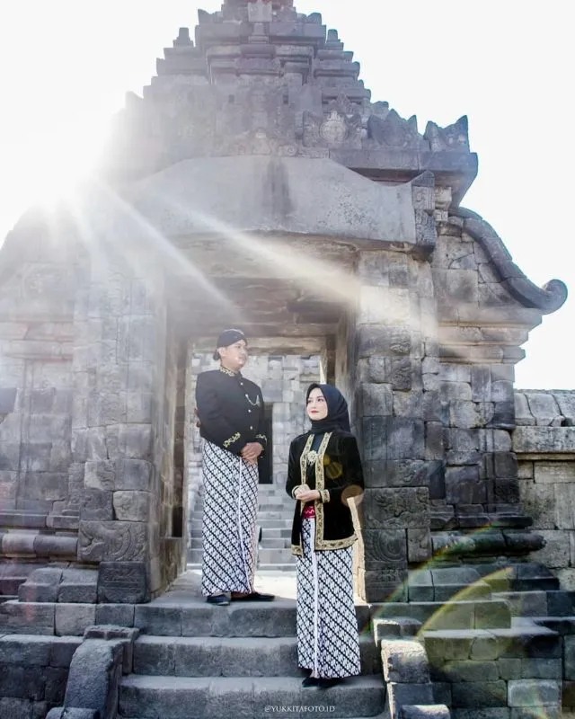 12 Ide Pre-wedding dalam Pakaian Tradisional Tanpa Bersentuhan. Estetik dan Terasa Sakralnya! 17
