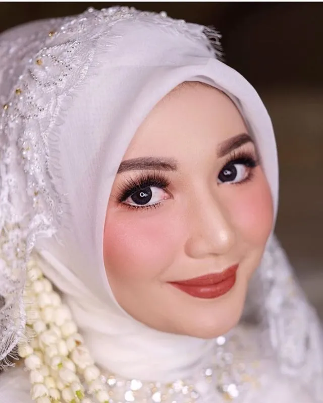 7 Makeup Pengantin Natural Hijab Favorit di Instagram 8