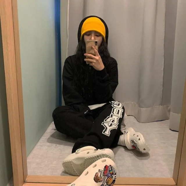 10 Ide Potret Mirror Selfie Aesthetic yang Kece 12