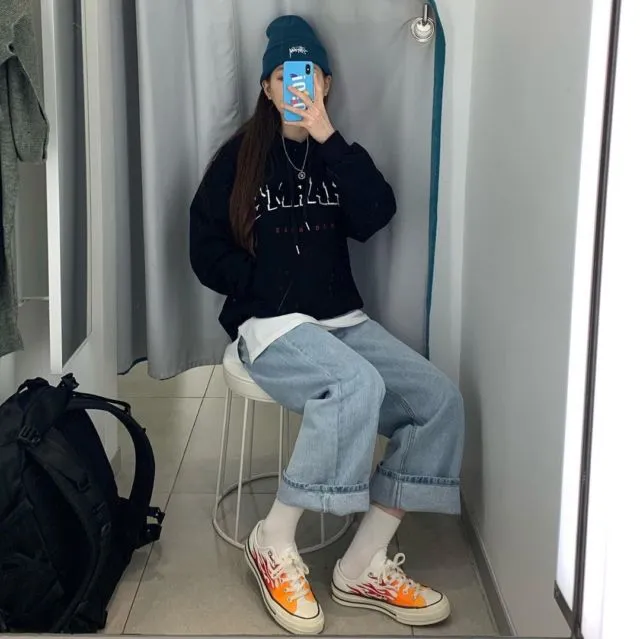 10 Ide Potret Mirror Selfie Aesthetic yang Kece 20
