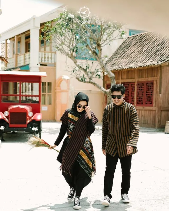 12 Ide Pre-wedding dalam Pakaian Tradisional Tanpa Bersentuhan. Estetik dan Terasa Sakralnya! 16