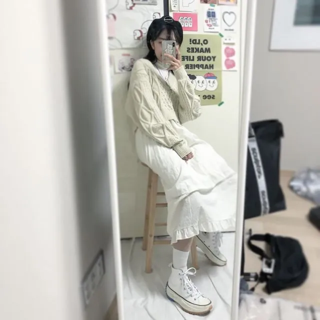 10 Ide Potret Mirror Selfie Aesthetic yang Kece 13