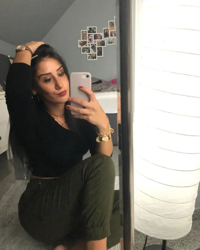 10 Ide Potret Mirror Selfie Aesthetic yang Kece 15