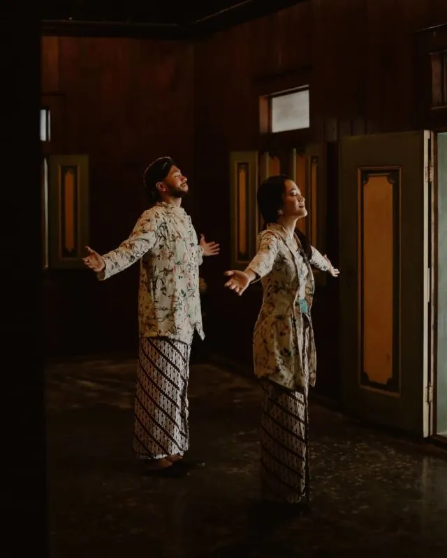 12 Ide Pre-wedding dalam Pakaian Tradisional Tanpa Bersentuhan. Estetik dan Terasa Sakralnya! 14