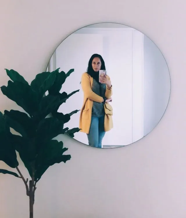 10 Ide Potret Mirror Selfie Aesthetic yang Kece 17