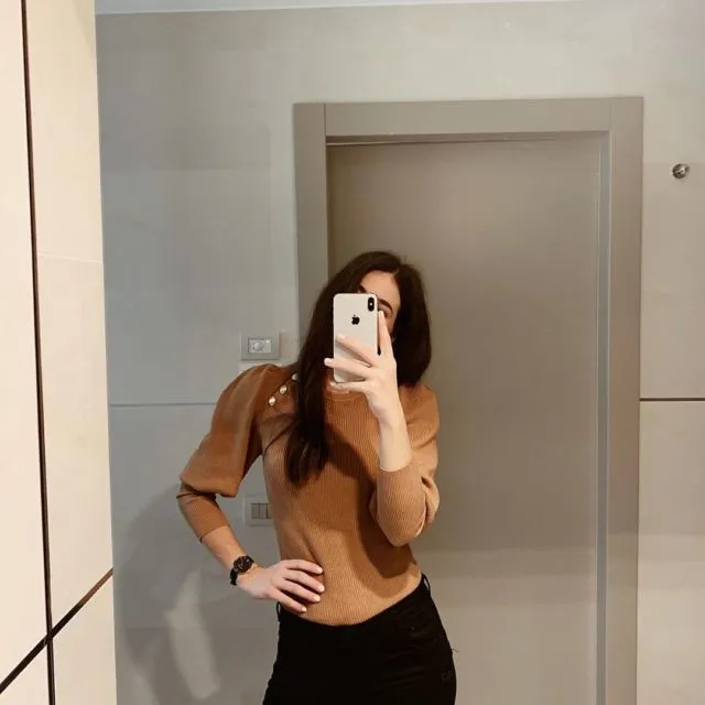 10 Ide Potret Mirror Selfie Aesthetic yang Kece 16