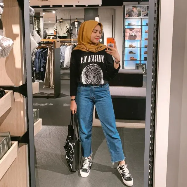 10 Ide Potret Mirror Selfie Aesthetic yang Kece 11