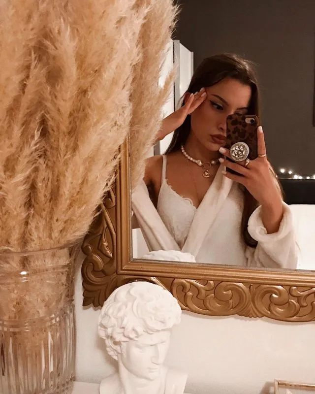 10 Ide Potret Mirror Selfie Aesthetic yang Kece 14
