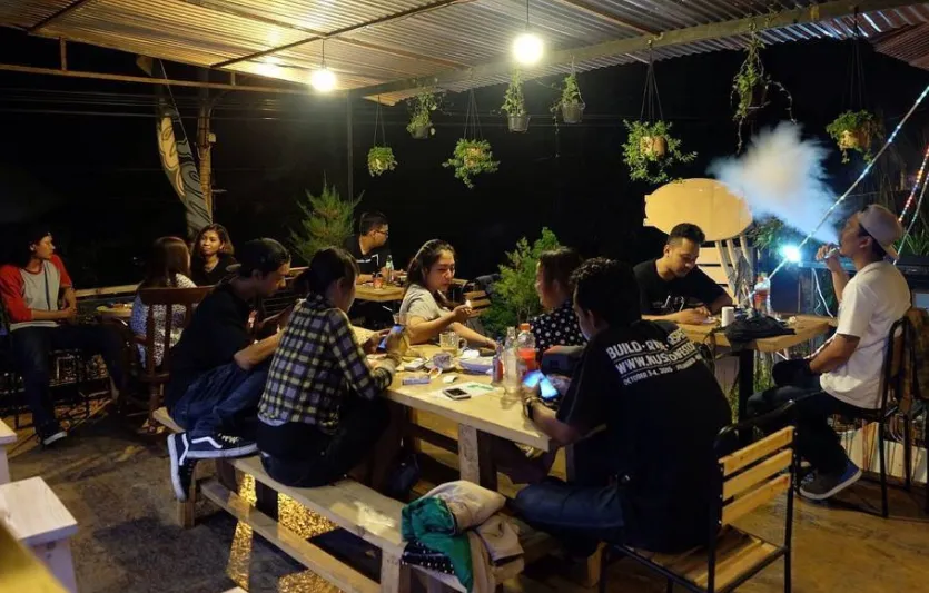 8 Tanda Bahwa Kita Sudah Diusir dari Kafe. Sadar Diri dong, Pesen Minum doang Ngobrolnya Berjam-Jam!
