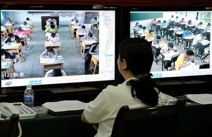 11 Cara Ekstrem Guru Pantau Murid Agar Nggak Nyontek. Ketat Banget, Udah Kayak Legging Macan~