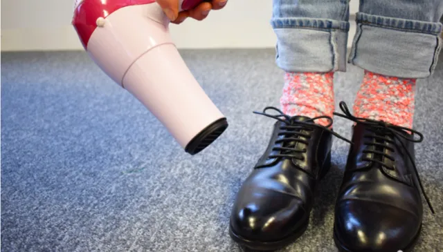 6 Trik Meregangkan Sepatu yang Ukurannya Kekecilan 12