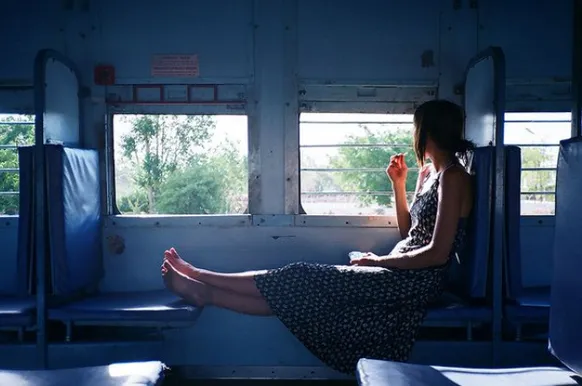7 Trik Agar Bisa Tidur Nyaman di Kereta Ekonomi. Tetap Bisa Diakali 8 tips nyaman tidur di kereta